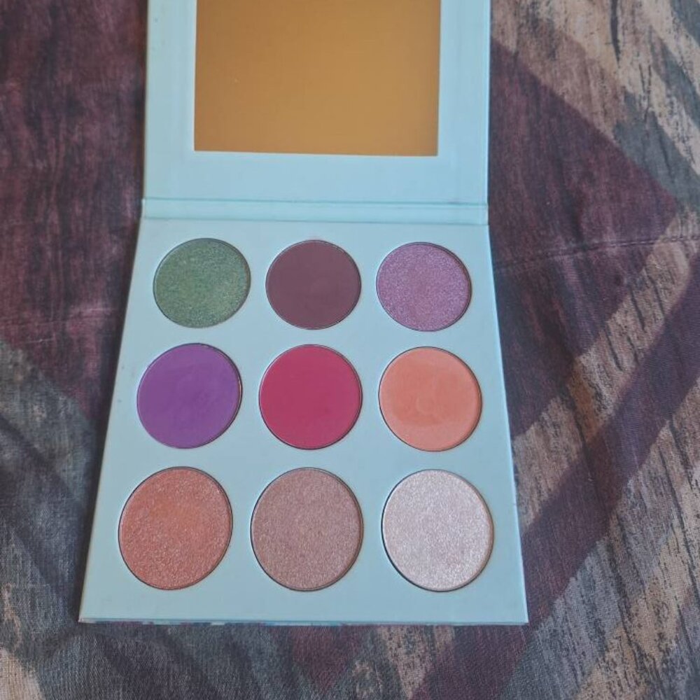 🌸 Peachy Queen “Summer Bloom” Eyeshadow Palette 🌸